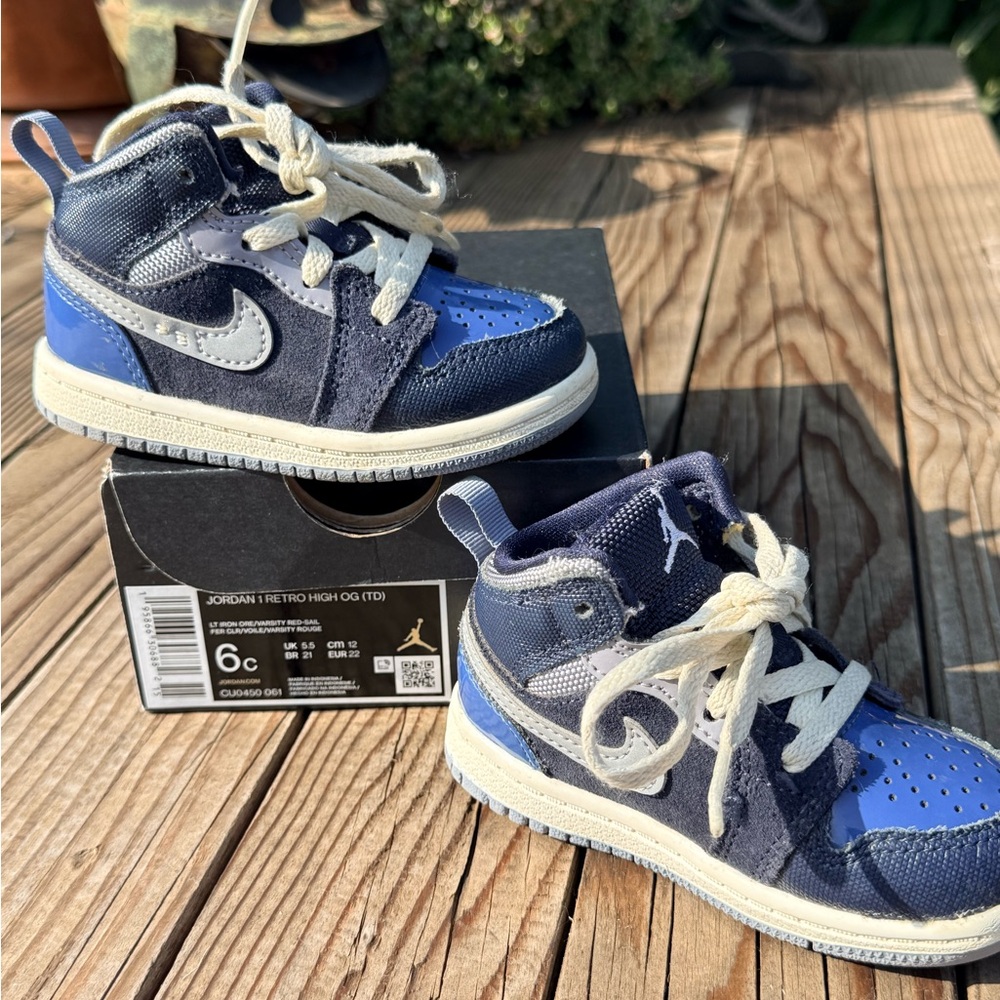 Nike Kids Blue and Gray Sneakers